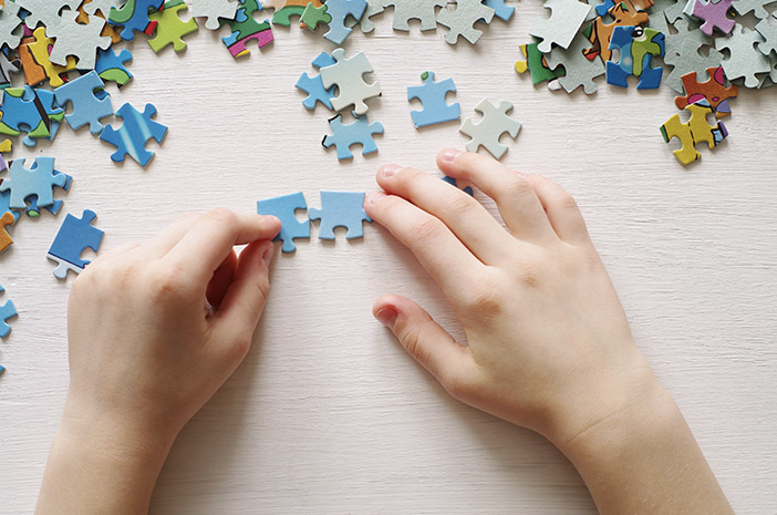 Menyusun Puzzle: Mengelompokkan Potongan Berdasarkan Warna